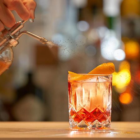 Portobay Liberdade Hotel Lisbon Exterior photo Negroni being prepared