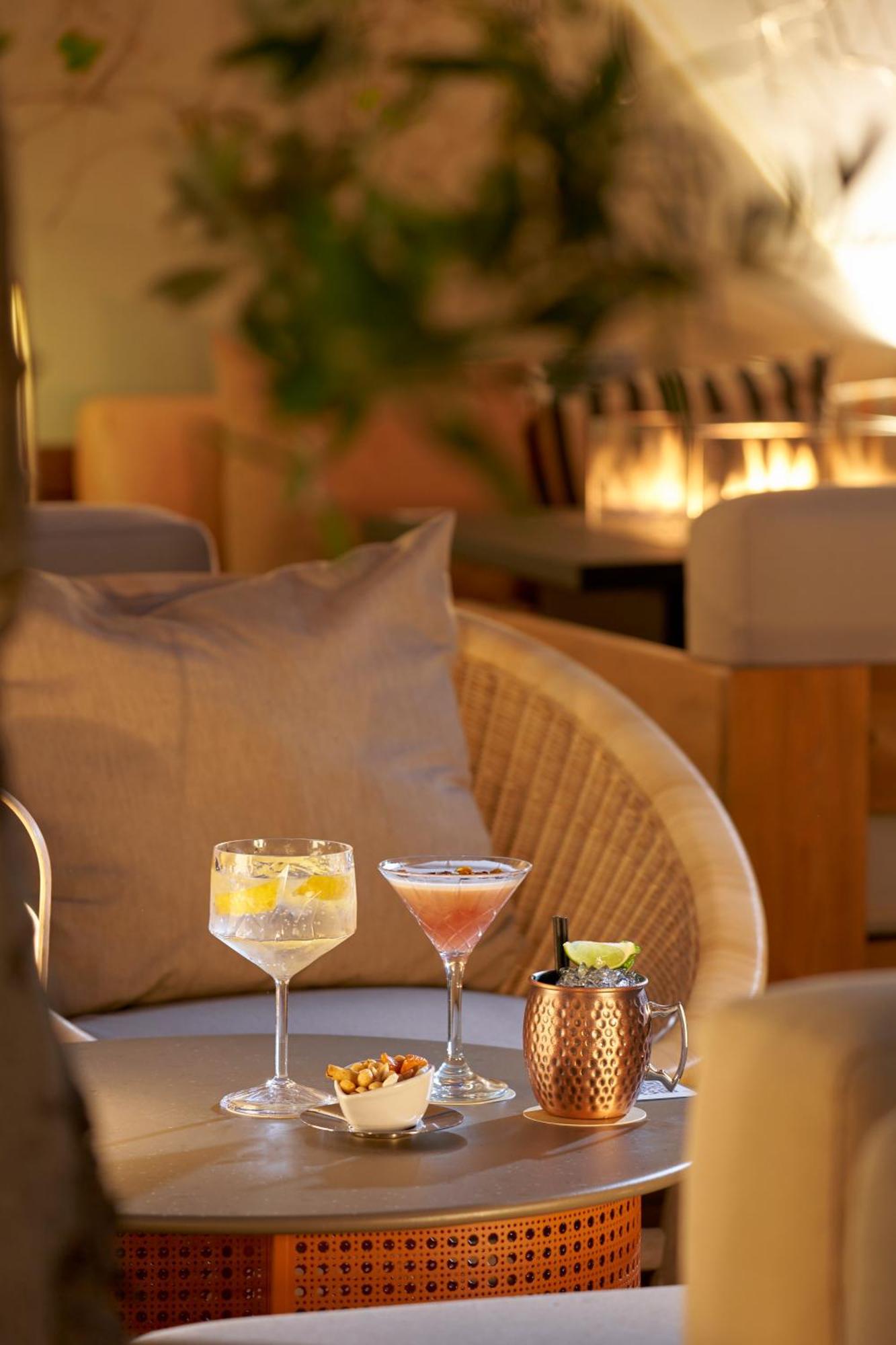 Portobay Liberdade Hotel Lisbon Exterior photo Cocktails at the bar