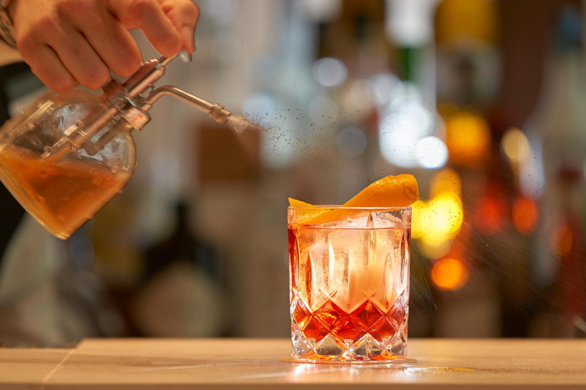 Portobay Liberdade Hotel Lisbon Exterior photo Negroni being prepared