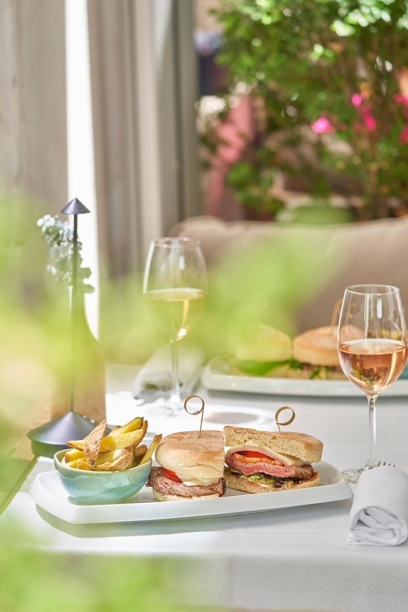 Portobay Liberdade Hotel Lisbon Exterior photo A glass of Sektkorn